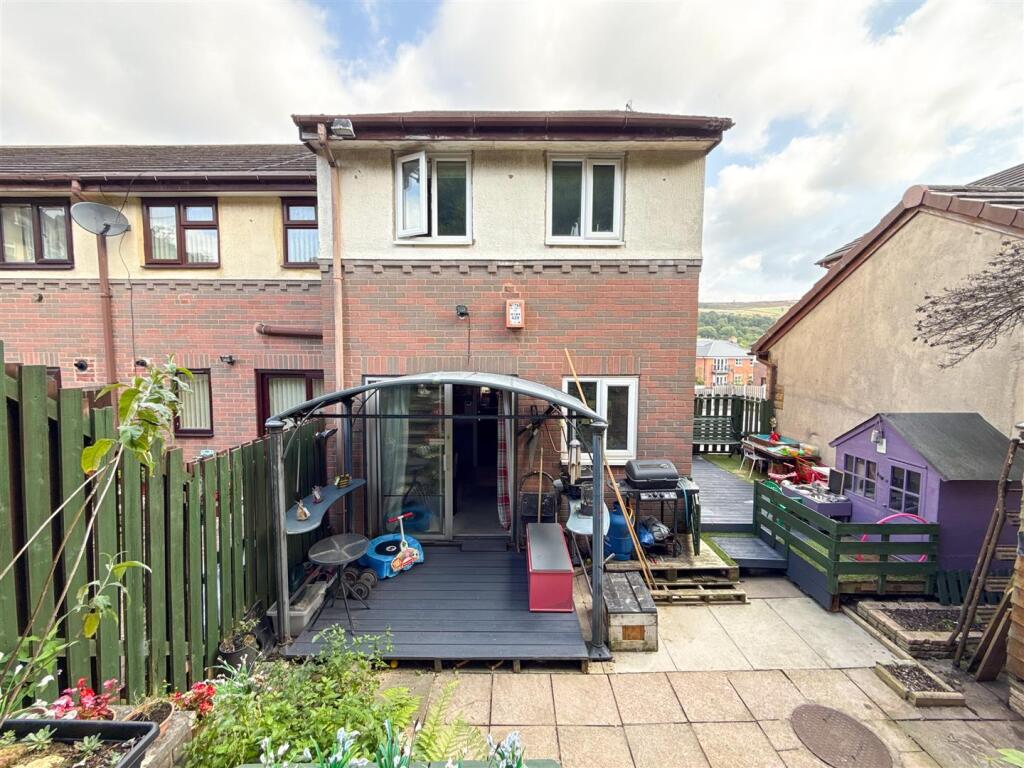 3-bed terraced on Paterson Close, Stocksbridge, S36, £170,000