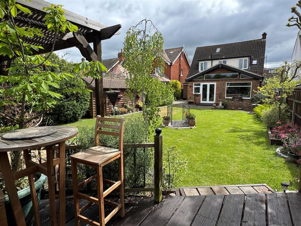 House in Rochford, Hockley - More