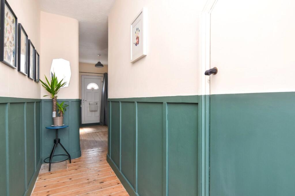 Apartment in Southend-on-Sea - View 4