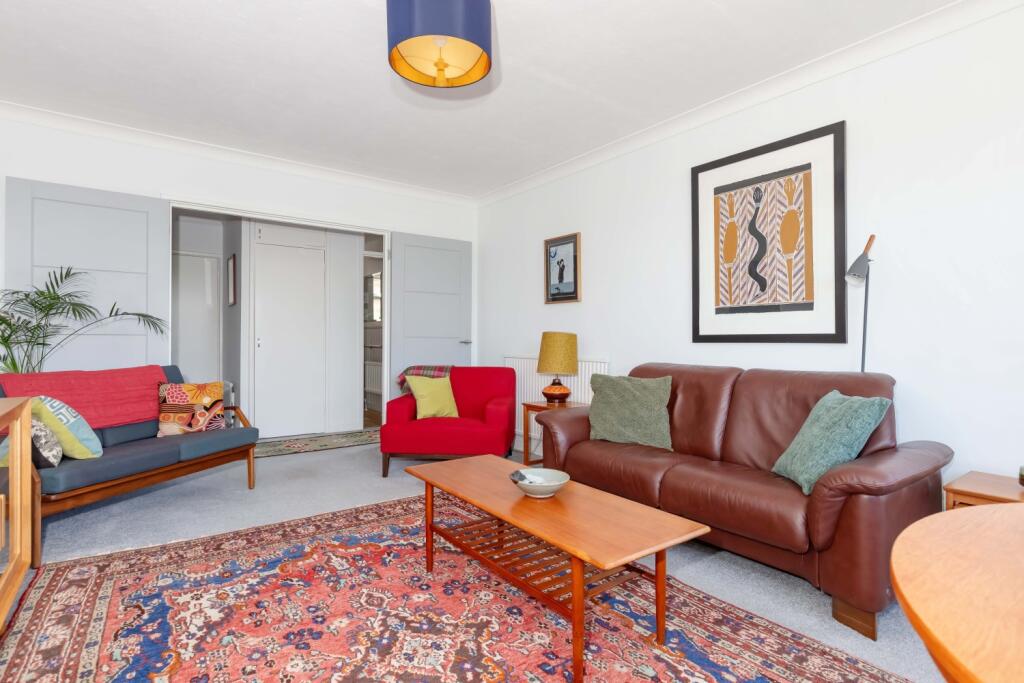 Apartment in Worthing, West Sussex - More