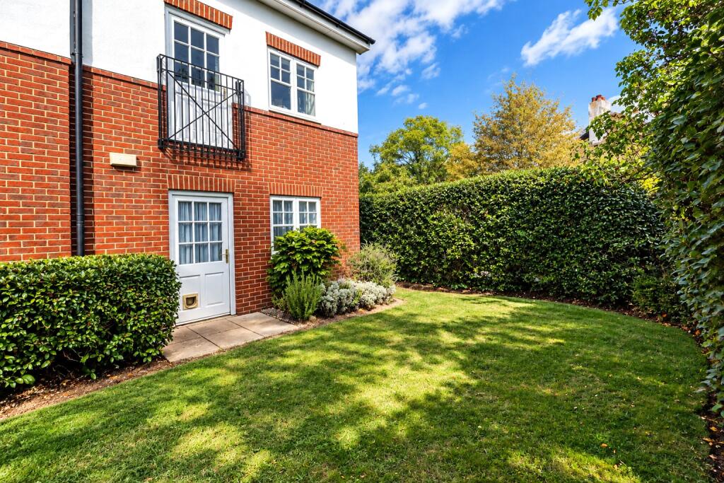 Apartment in Woking, Surrey - View 5
