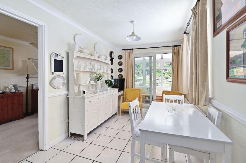 House in Basingstoke and Deane, Kempshott - View 4