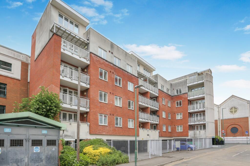 Main image of property: 32 West Street, Sutton, SM1