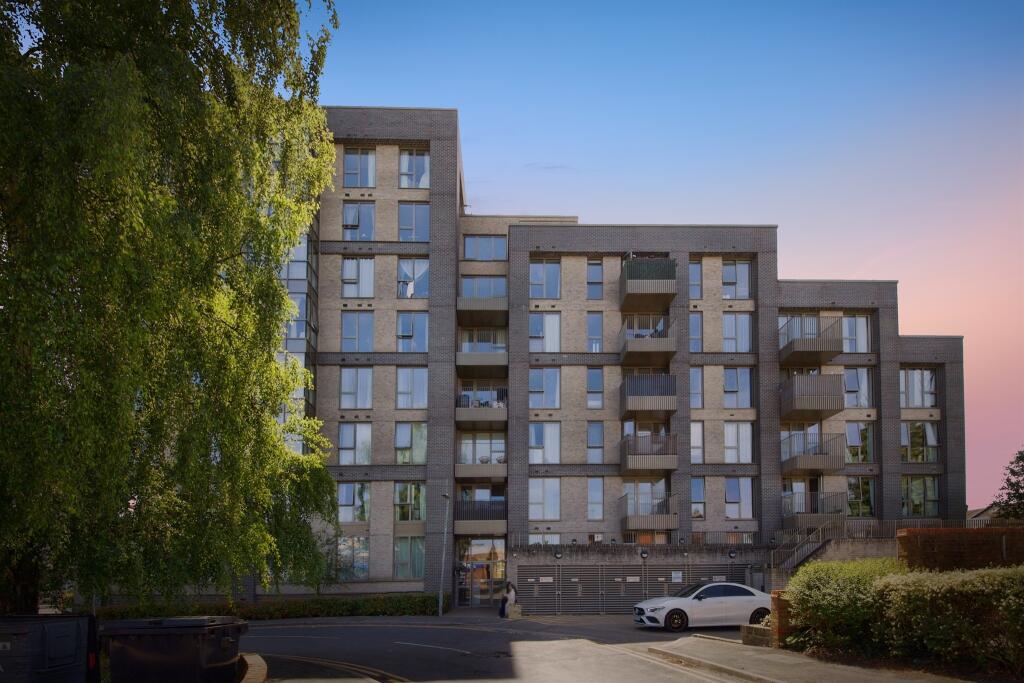 3-bed flat on West Street, Watford, £450,000