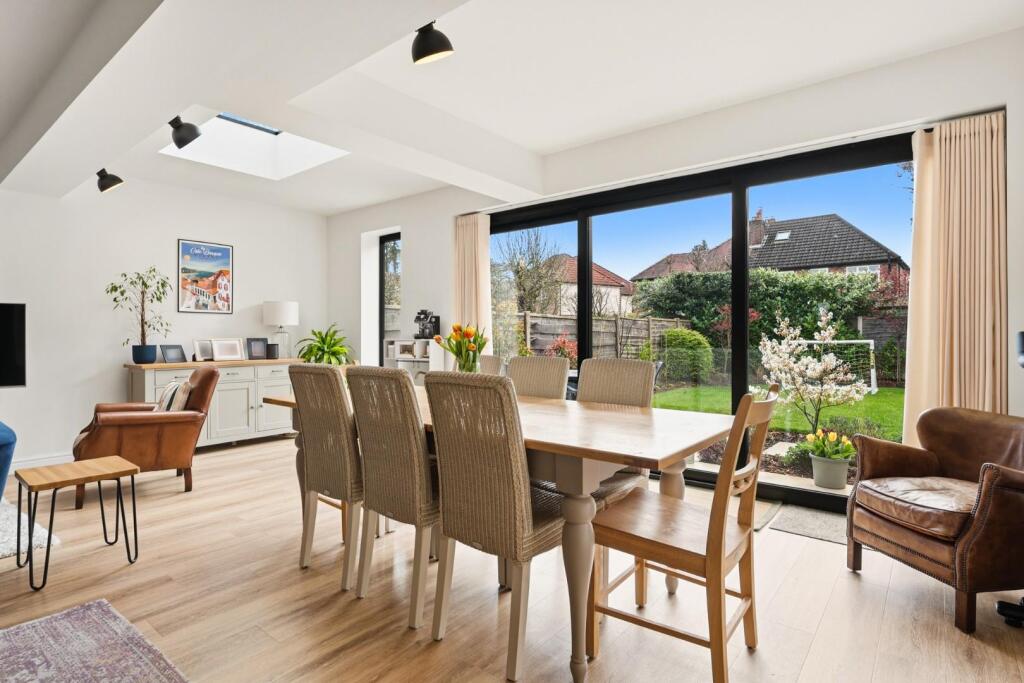 House in Manchester, Parrs Wood, Wythenshawe - View 4