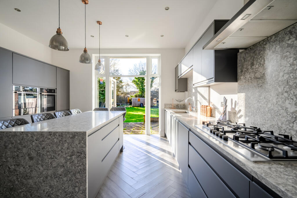 Gunnersbury Avenue, London, W5 photo 2