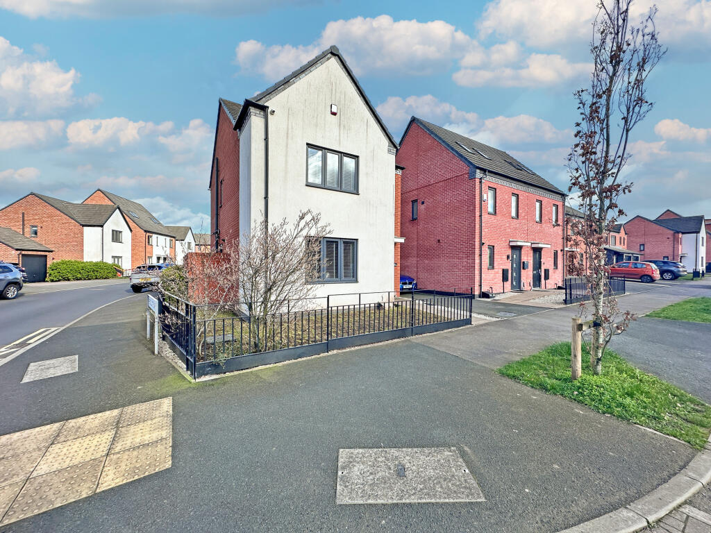 3-bed detached on Akron Drive, WOLVERHAMPTON, WV10 6EG, £300,000