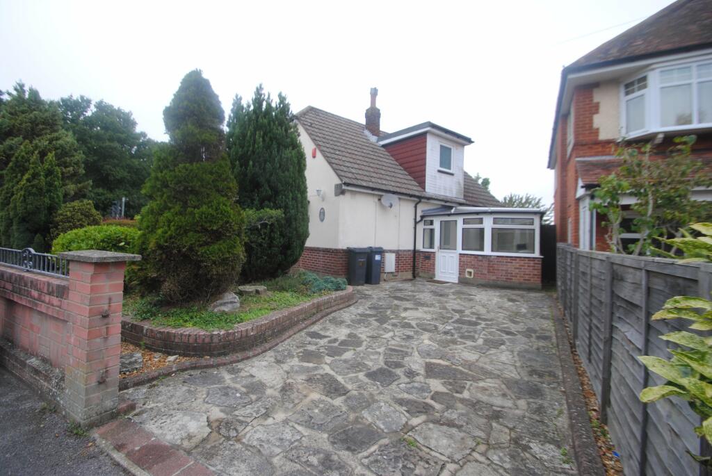 Main image of property: Students! Free WIFI, Private Garden and Parking - Fernside Road!