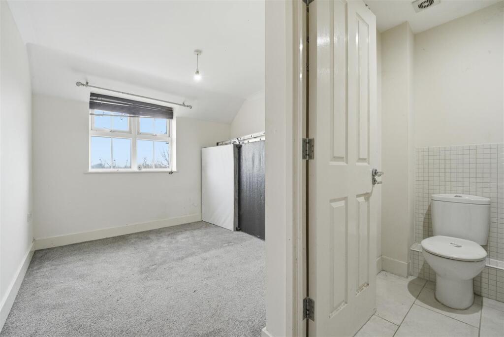 Apartment in Slough - View 5