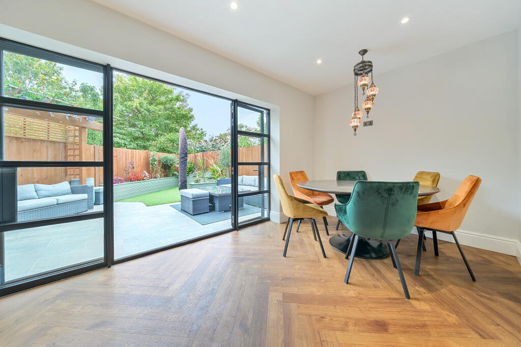 Courland Road, Addlestone, Surrey, KT15 photo 4