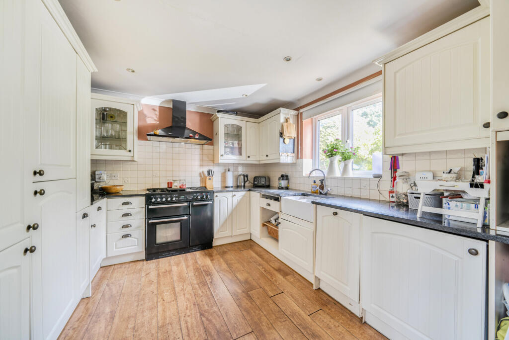 Dunfee Way, Byfleet, KT14 photo 2