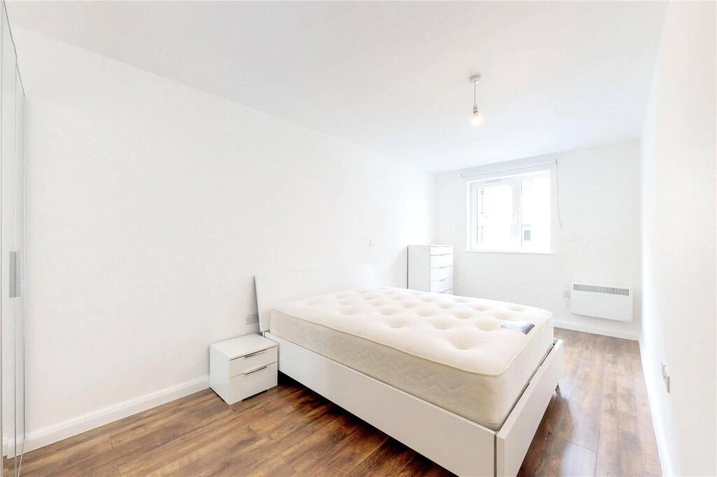 Apartment in Slough - More