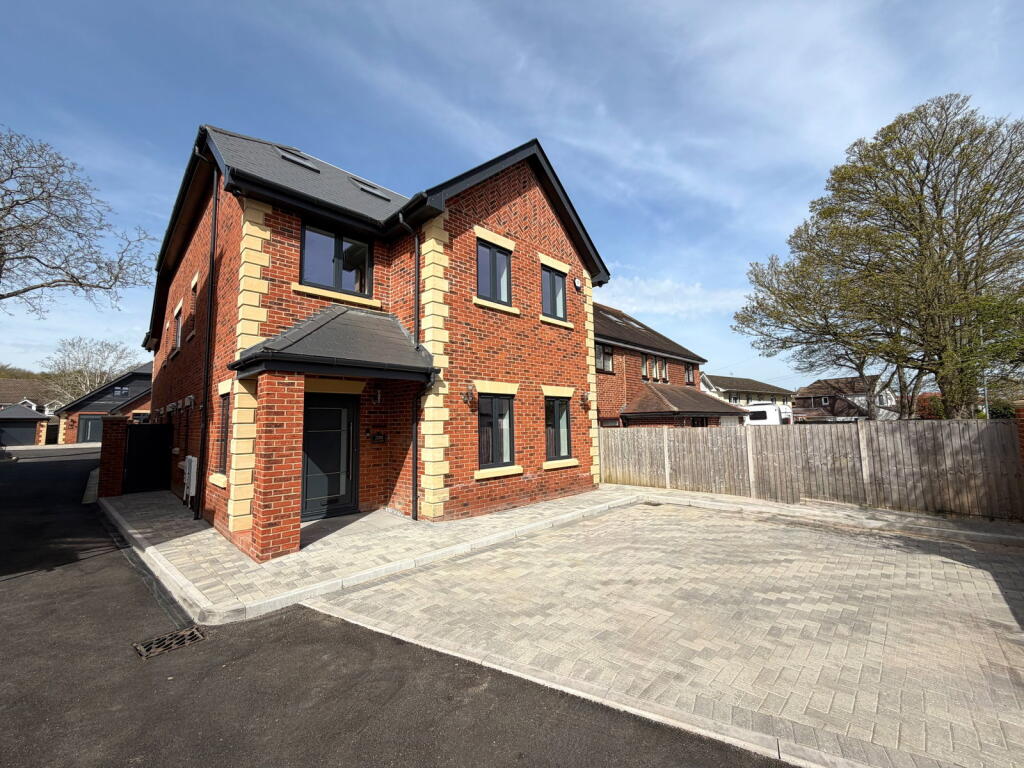 Main image of property: An executive & luxury new build with over 3,000sq ft of space in a sought after location!!