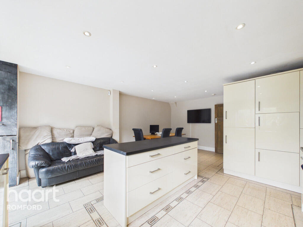 House in London, Rush Green - More