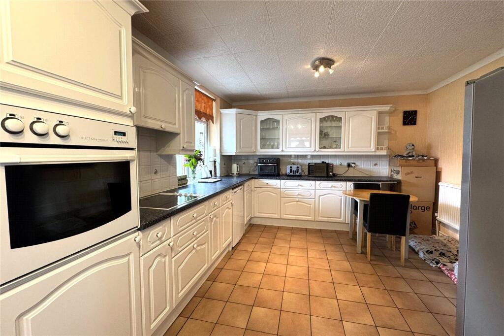 House in Rushmoor, Cove, Farnborough - More