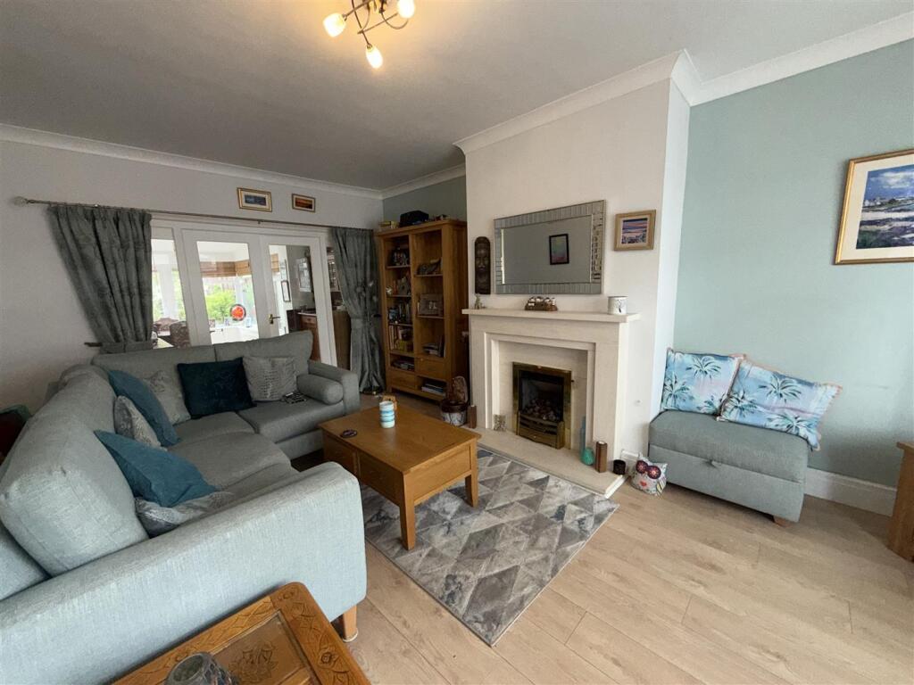 Hillside Avenue, Grotton, Oldham photo 3