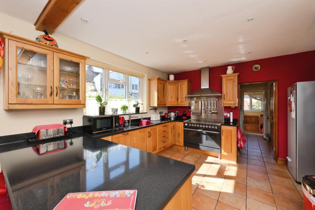 House in Ware, Cold Christmas, Thundridge - More