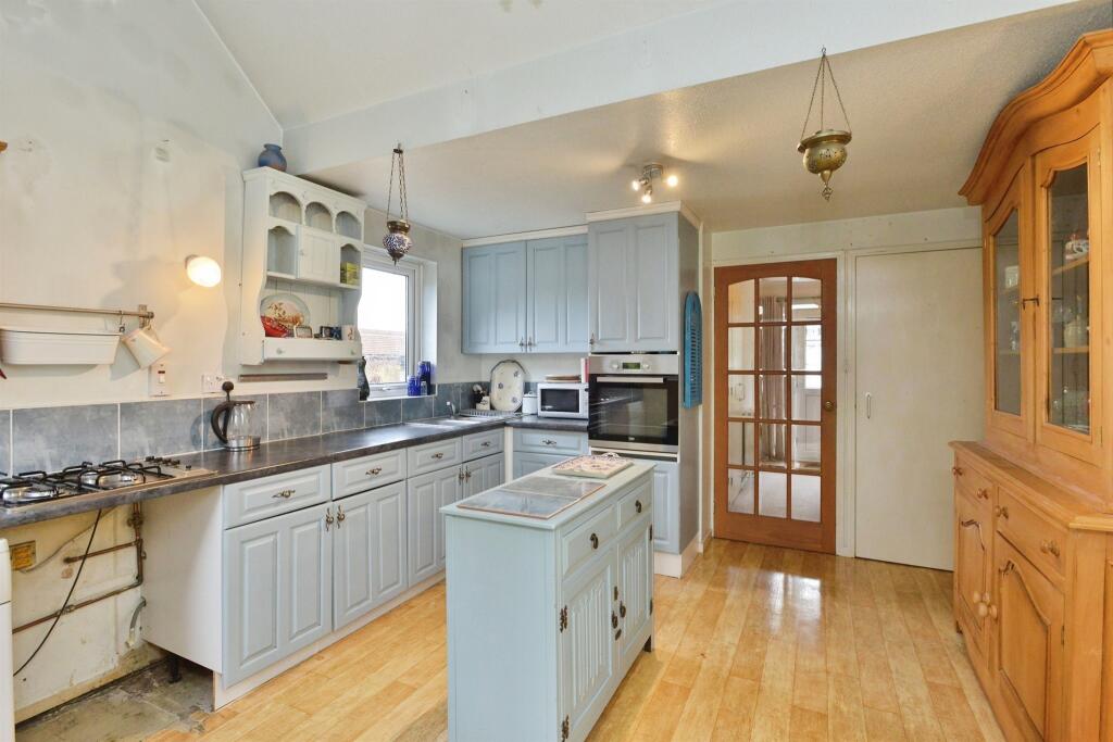 229, Arncliffe Drive photo 4