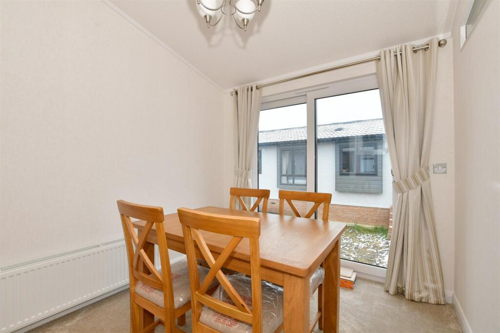 2-bed caravan on Maidstone Road, Paddock Wood, Kent, £240,000