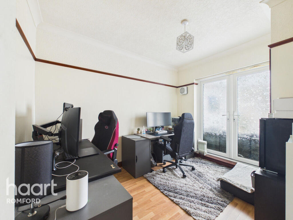 House in London, Collier Row - View 5