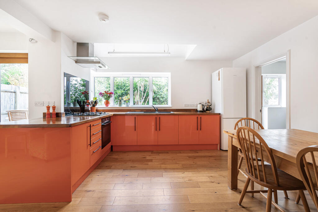 House in Farnham - More
