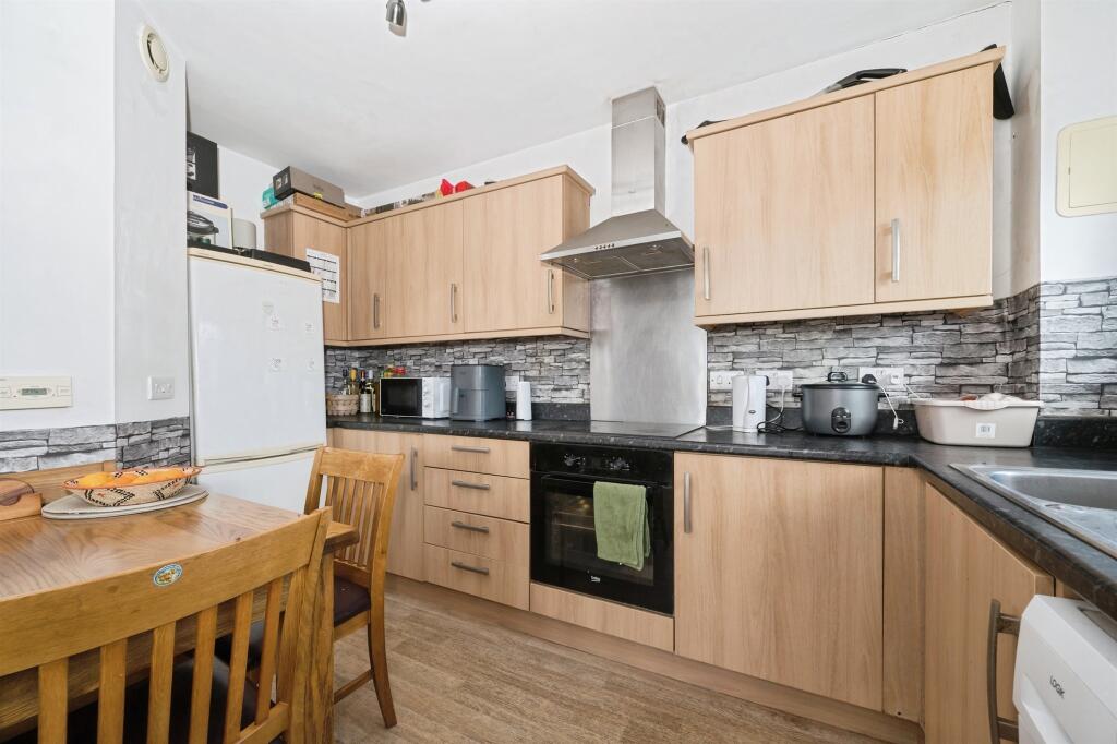 Apartment in Eastleigh - View 4