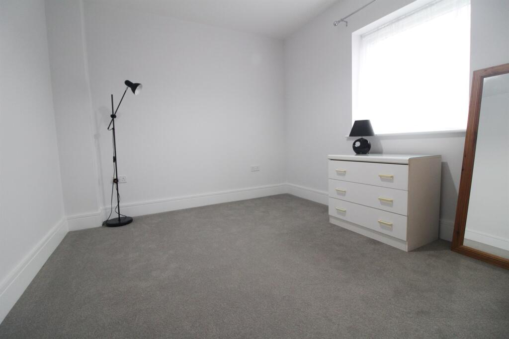 Apartment in Reading, Green Park - View 4