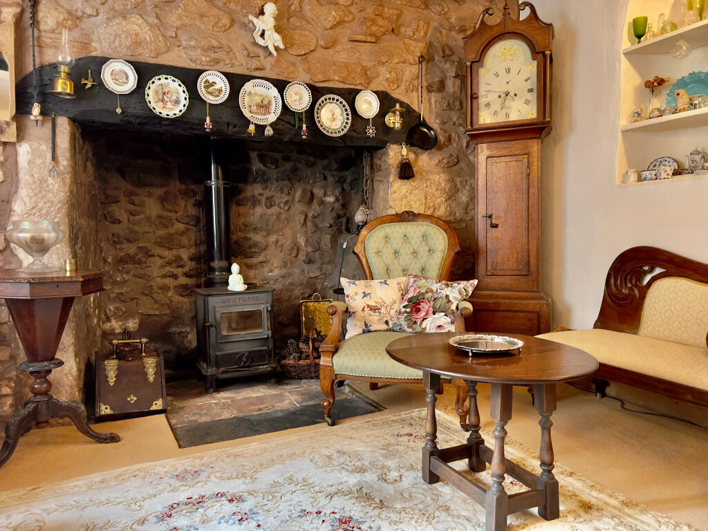 2-bed house on NO CHAIN - Charming two double bedroom character cottage, £190,000