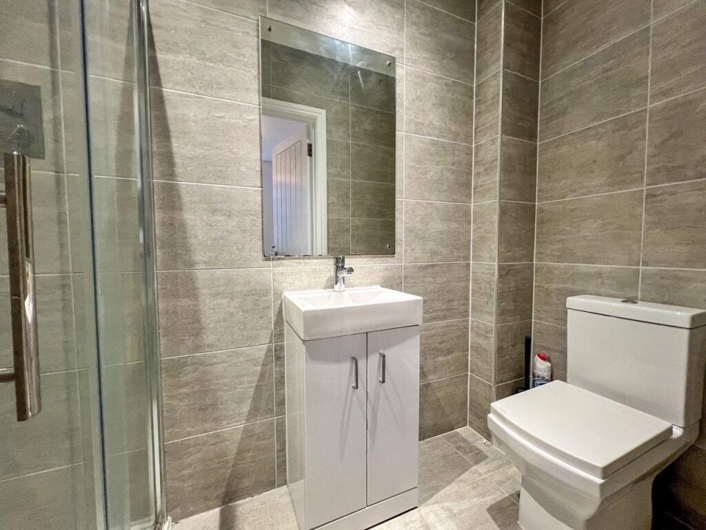6 bedroom semi-detached house for rent