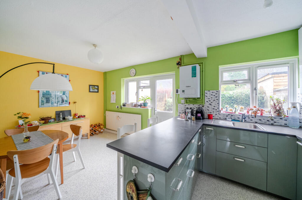 Walnut Avenue, Mansbridge, Southampton, Hampshire, SO18 photo 2