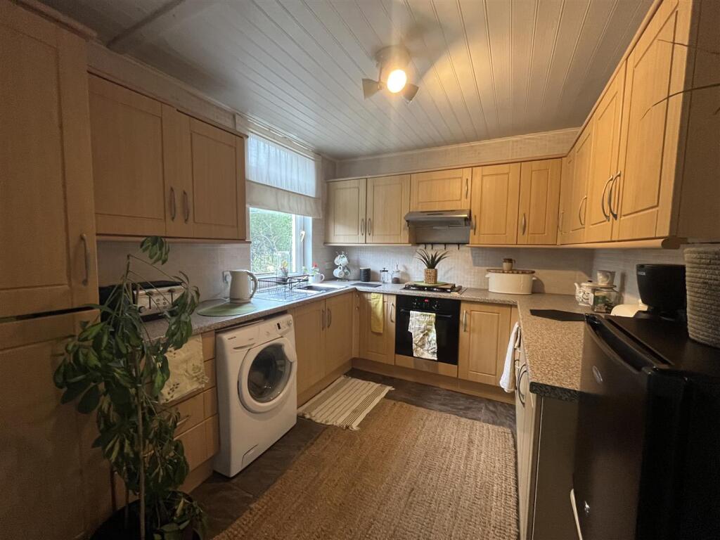 Cleckheaton Road, Oakenshaw, Bradford photo 3