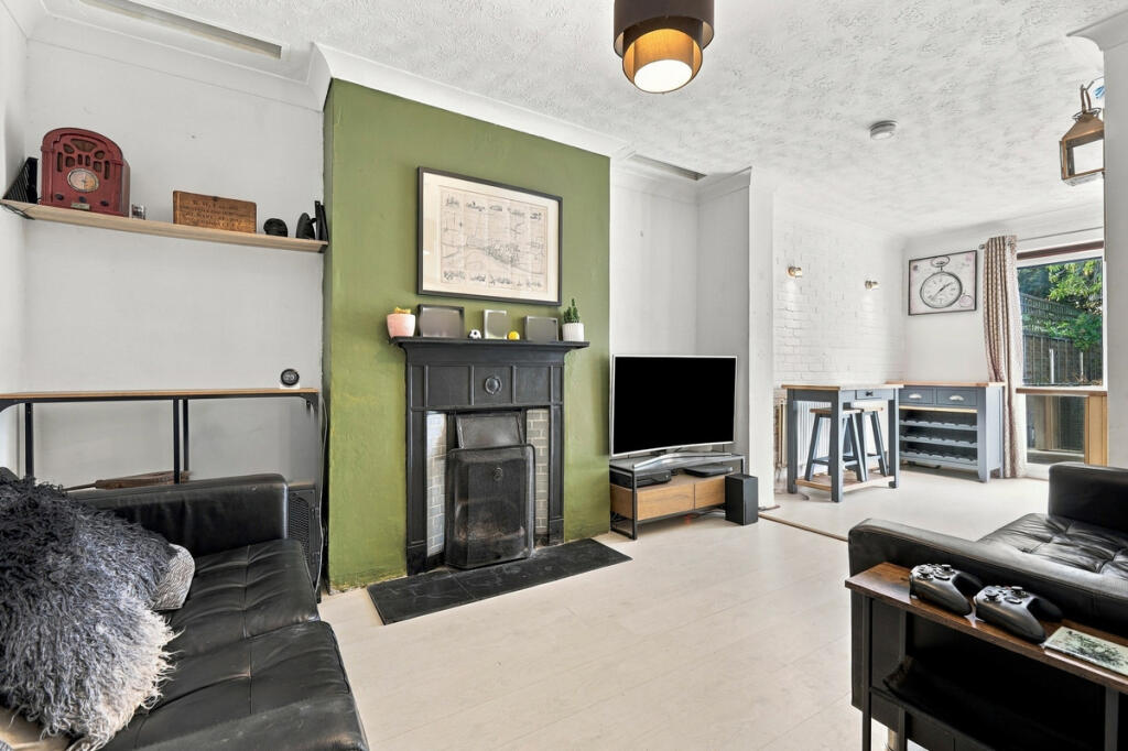 Apartment in Southend-on-Sea, Leigh-on-Sea - View 2