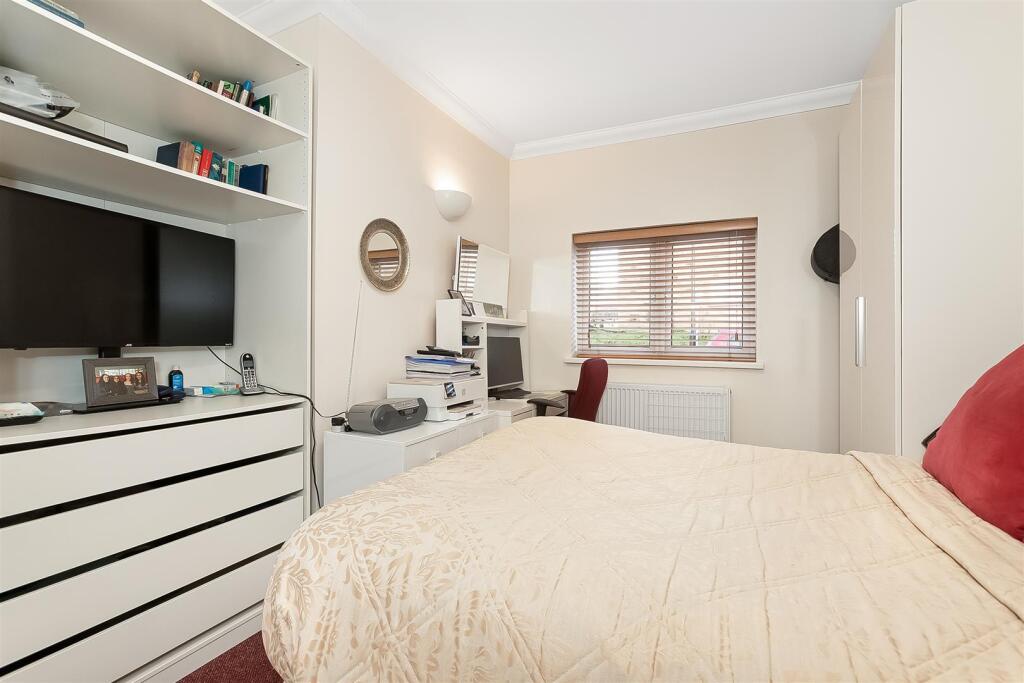 Apartment in Croydon - View 4