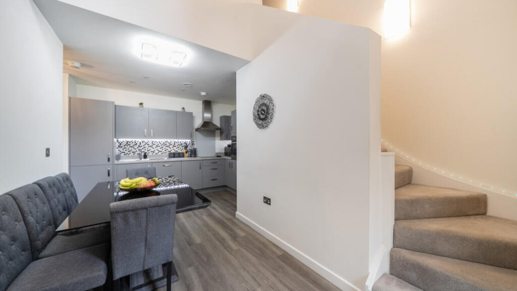 Apartment in Southall - View 3