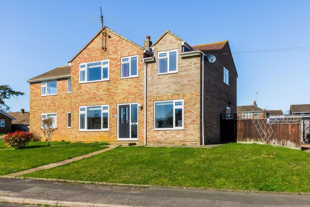 4-bed semi-detached on Morris Drive, Banbury, £425,000