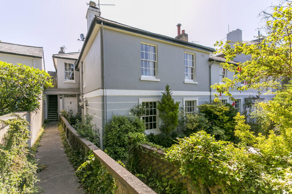 2-bed flat on Cambridge Gardens, Tunbridge Wells, £425,000
