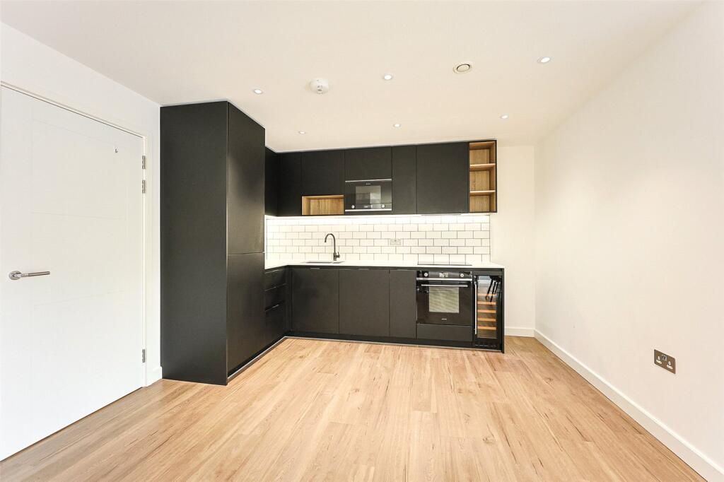 Commander Avenue, Beaufort Park, Colindale, NW9 photo 4