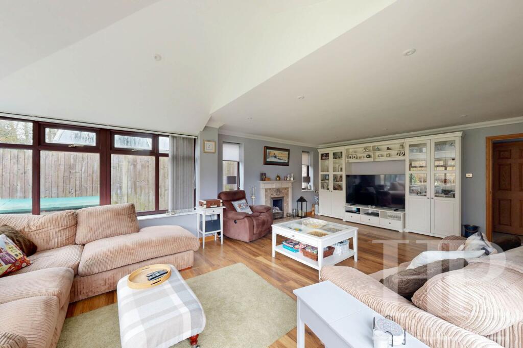 House in Crawley, Worth - More