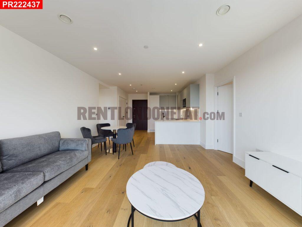 Main image of property: Brentford – 2 Bedrooms Flat
