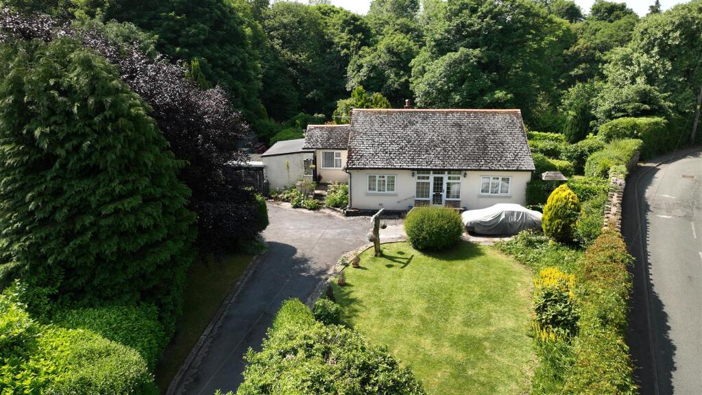 3-bed detached on Poplar Road, Pen-Y-Cae, Wrexham, £270,000