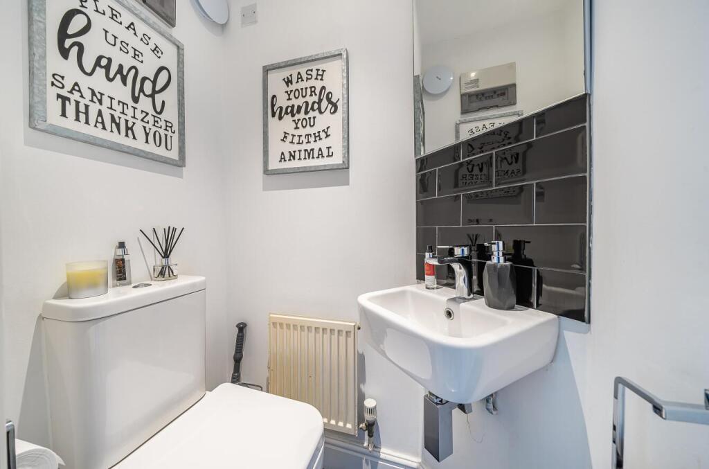 House in Hertsmere, Merry Hill, Bushey - More