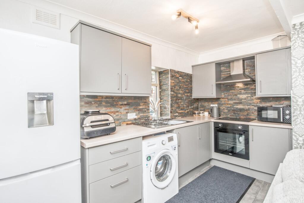 Huddersfield Road, Wyke, Bradford, West Yorkshire, BD12 photo 4