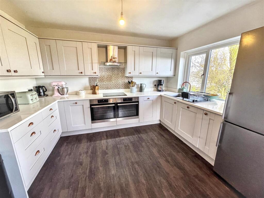 Daleview Close, Long Lee, Keighley, BD21 4UH