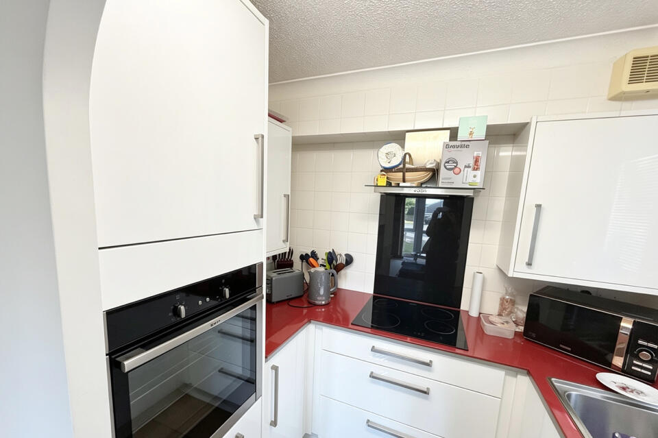 Apartment in Eastbourne, East Sussex - View 4