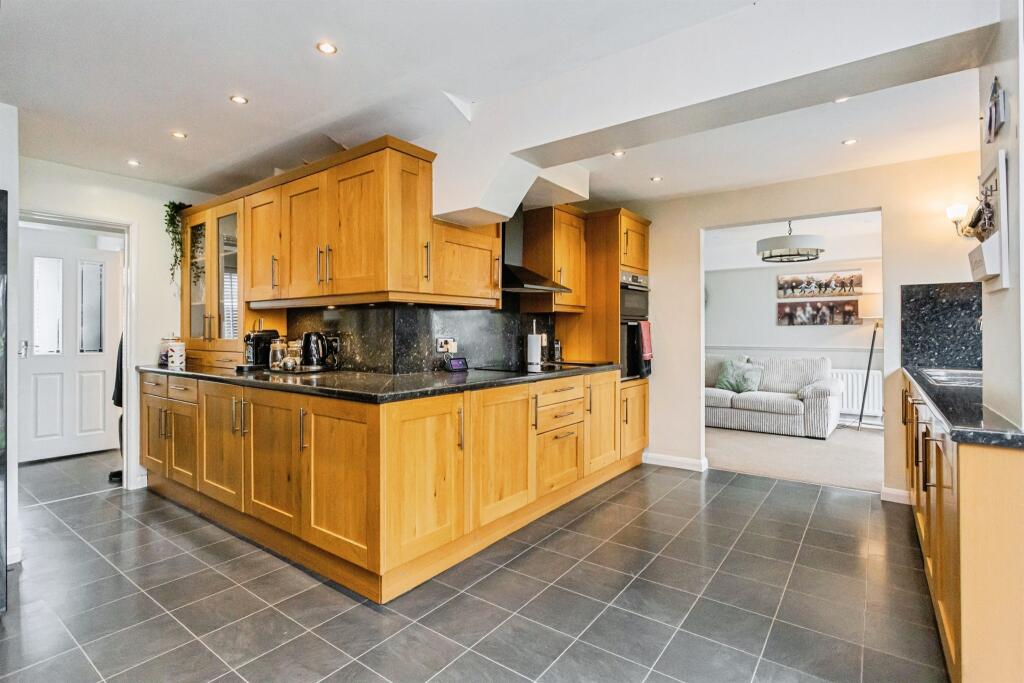 Manor Road, Burgess Hill photo 4