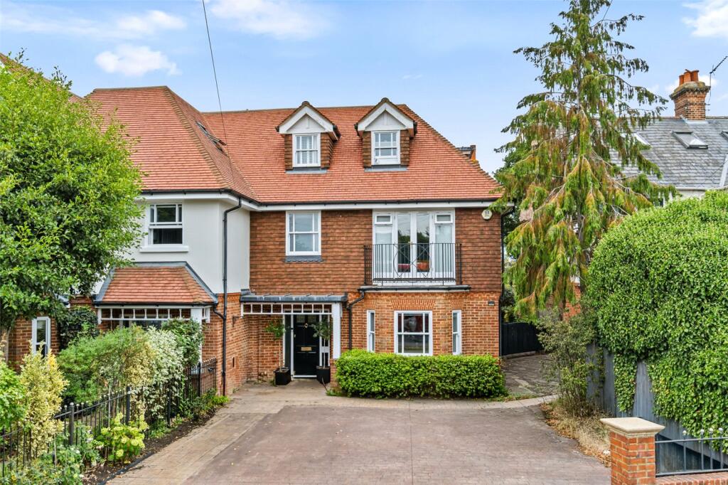 Main image of property: The Avenue, Hampton, TW12