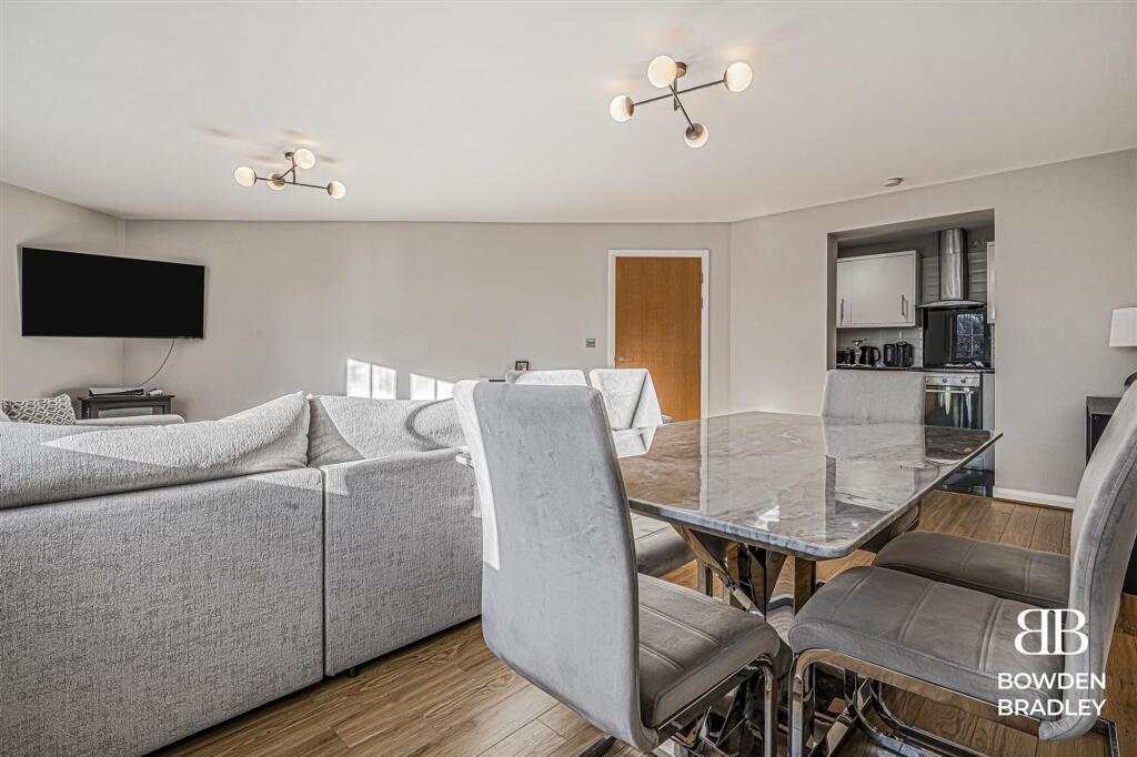 Apartment in Epping Forest, Chigwell - View 3