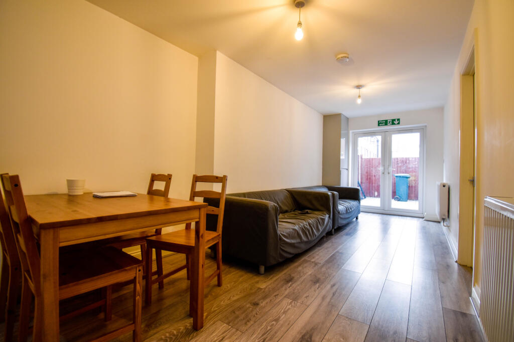 5 bedroom terraced house for rent
