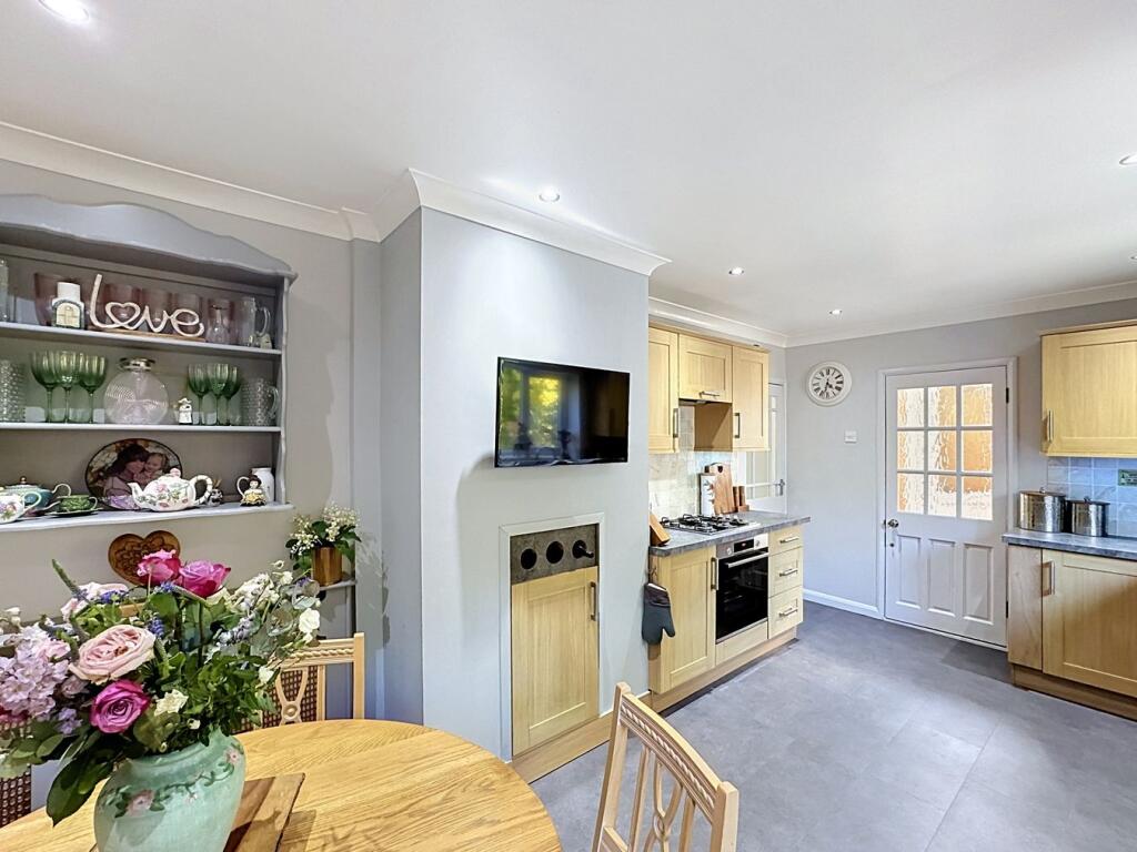 House in Orpington, Poverest, St Mary Cray - More