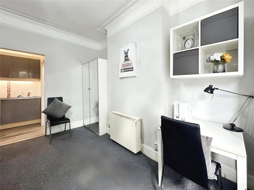 Apartment in Southampton - View 3